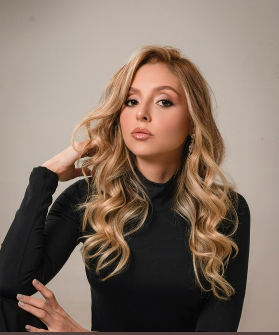 Dra. Gabriella Alves, tricologista em Uberaba/MG, em foto profissional